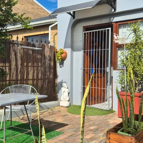 At Lilac Cottage, Jeffreys Bay, Cozy Stay for Two, Hotel in Jeffreys Bay
