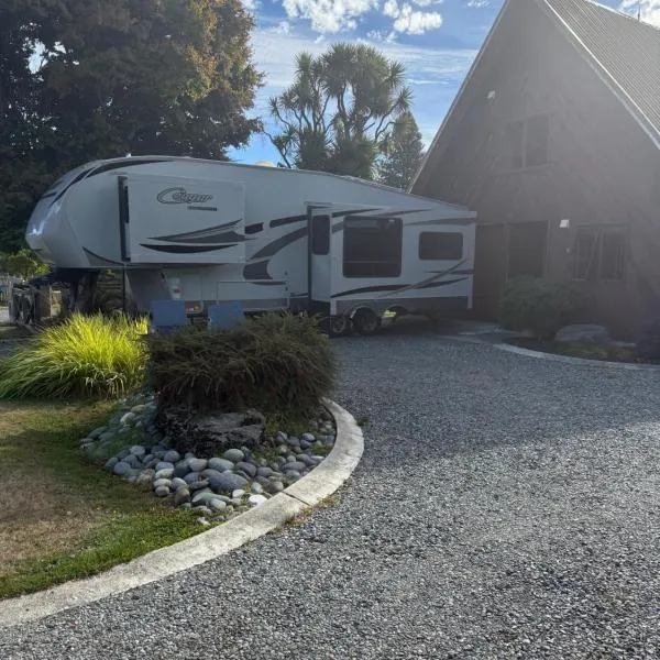 Outpost RV Accomodation Fiordland، فندق في تي أناو