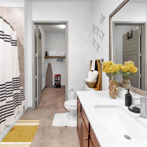 DT Loft with Pool, Gym, UG Parking, hotel v destinaci Houston