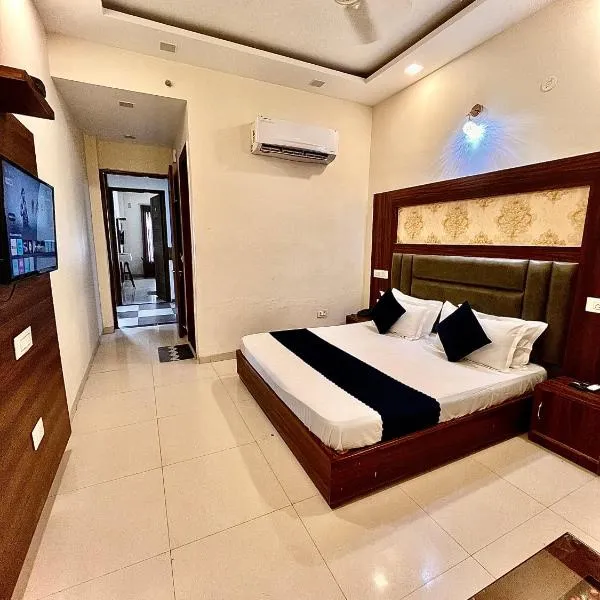 Hotel Kakkar Palace Ludhiana !! Near Railway Station, Ghanta Ghar & Chaura Bazaar ! Parking ! Lift ! Prime Location ! Couple Friendly, hotel v destinaci Ludhijána