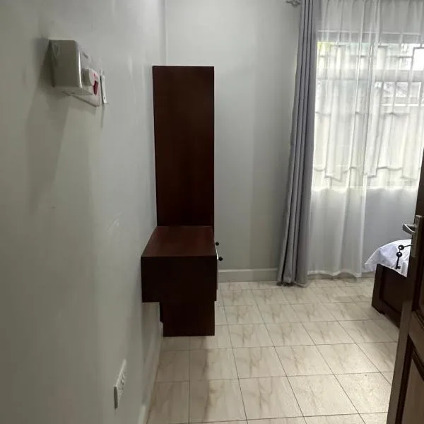 Blue wave loft master bedroom, hotel in Dar es Salaam