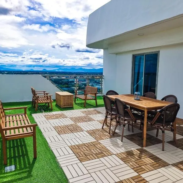 2BR Penthouse with Wide Balcony and 7ft Billiards The Polaris Penthouse at Azure North, hotell sihtkohas San Fernando