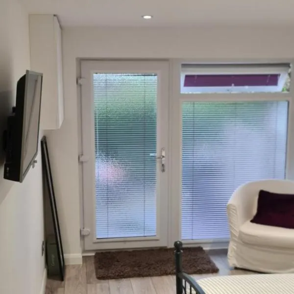 Self contained room with ensuite and kitchenette and wifi, hotel in Saltdean