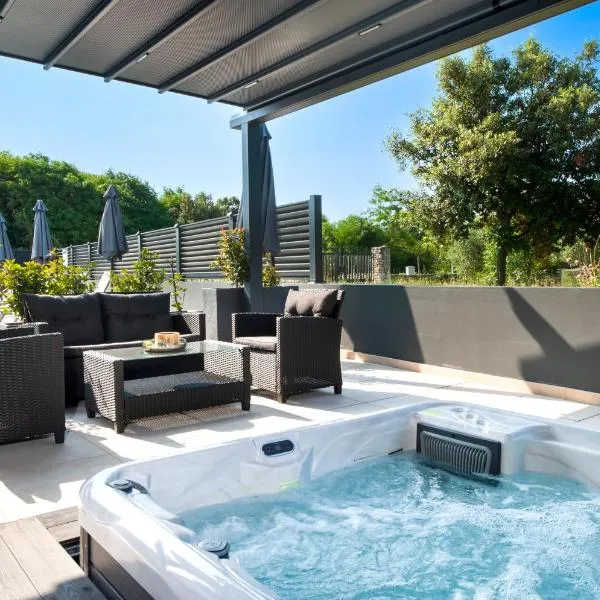 로빈에 위치한 호텔 Apartments with private jacuzzi Garbin 1 and Garbin 2