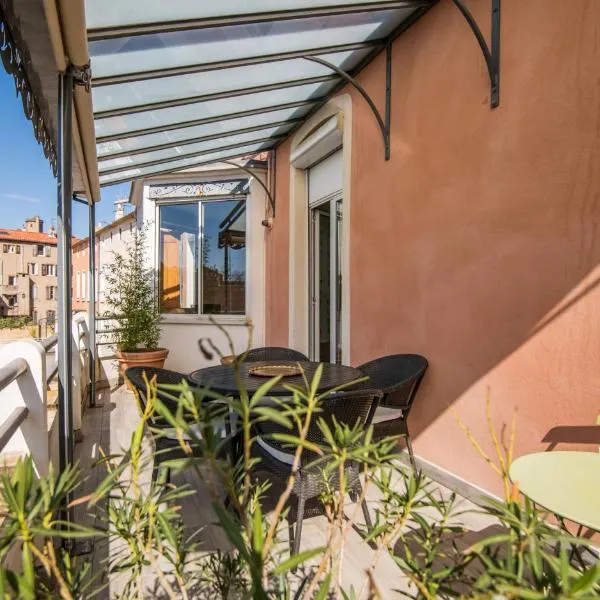 L'échappée verte pour six personnes avec terrasse, place de parking, Hotel in Millau