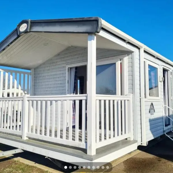 3 bed caravan with decking dishwasher en suite Haven Golden Sands, hotel i Mablethorpe