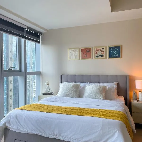 Chic BGC Condo Near Uptown Parade #upt124r, hotel in Manila