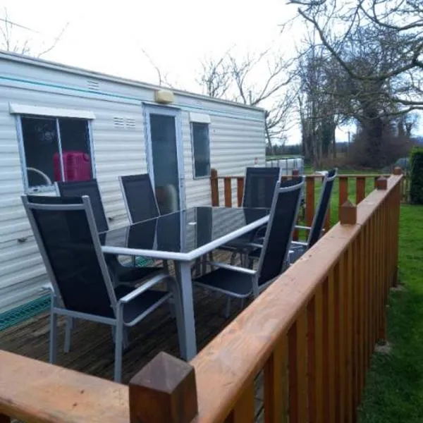 Mobil-home charmant à 10 minutes de la mer, hotel di Lannebert