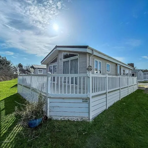 Luxury 6 Berth Lodge With Wifi At Broadland Sands In Suffolk Ref 20011Cv, hotel v destinaci Hopton on Sea