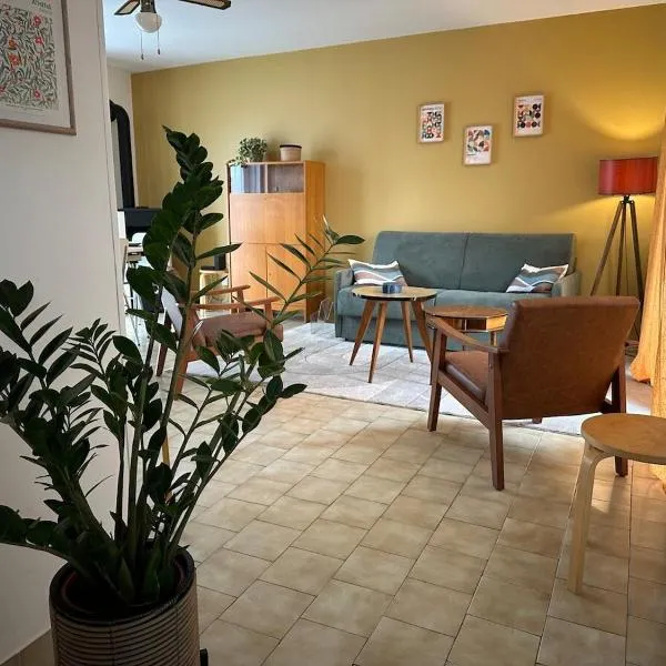 Maison Seventies climatisée, parking privé, hotel in Chablis