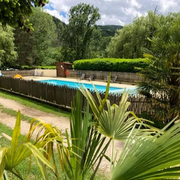 Camping Les Berges Du Doux, hôtel à Colombier-le-Vieux