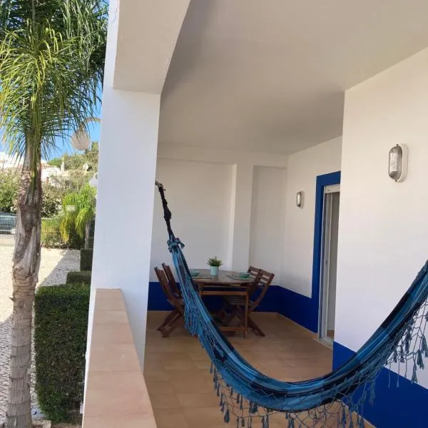 LUZ BEACH APT CONDO, BALCONY & POOLs, hotel v destinaci Luz