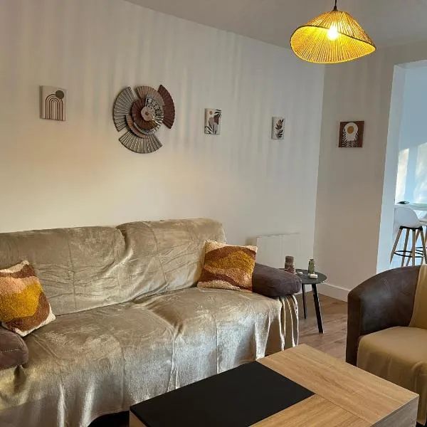 Le 102 - appart-sympa - T2, patio, jardin et cave - Larmor-Plage: Larmor-Plage şehrinde bir otel