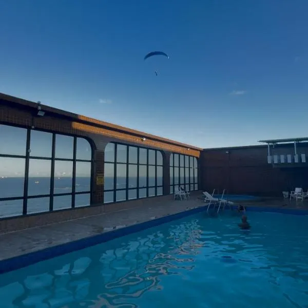 AP com prédio de frente para o mar e piscina na cobertura、ヴィラ・ヴェーリャのホテル