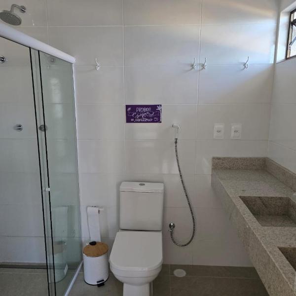 Quase beira mar, casa muito nova com 5 suítes, vista mar, piscina grande, cozinha completa, 4 vagas e perto de mercado, restaurantes e bares - CLIQUE E VEJA AS FOTOS - Foto 2