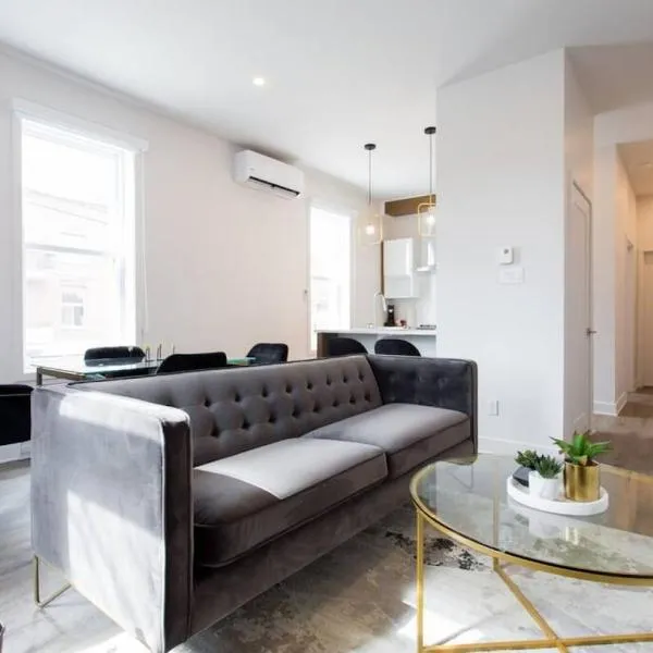 Fresh 1 Bdr in the Heart of Mile End by Denstays, hotel em Montreal