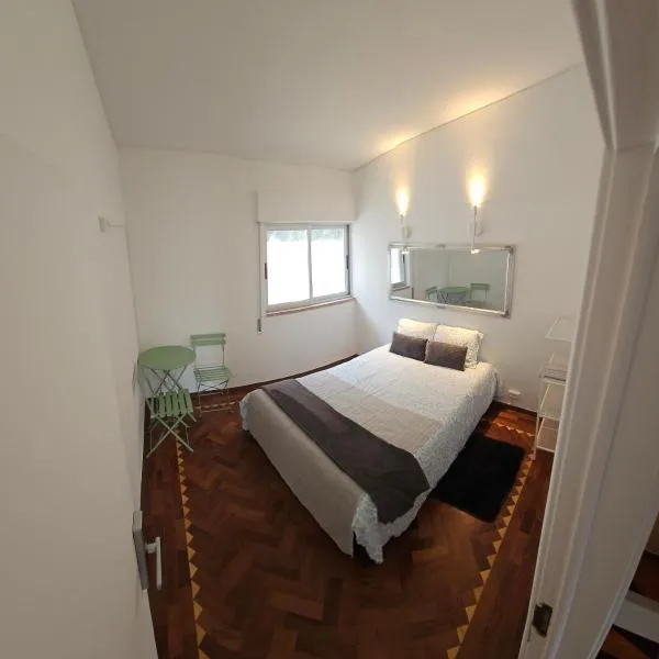 CARCAROOMS Guest House, hotel v destinaci Carcavelos