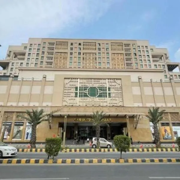Elegant Gold crest mall apartment with Grand Alfateh store, hotel in Lahore