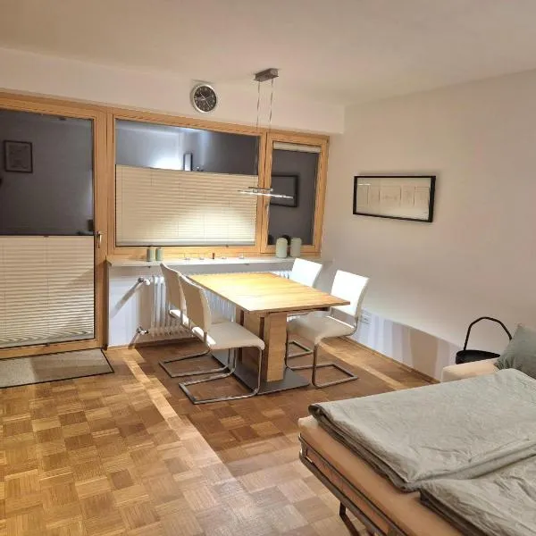 Apartment am Wald in Gauting, ideal mit Hund, hotel v destinaci Gauting