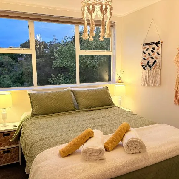 Spacious & Secluded Bush-View Suite in Kohimarama, hotel v Aucklandu