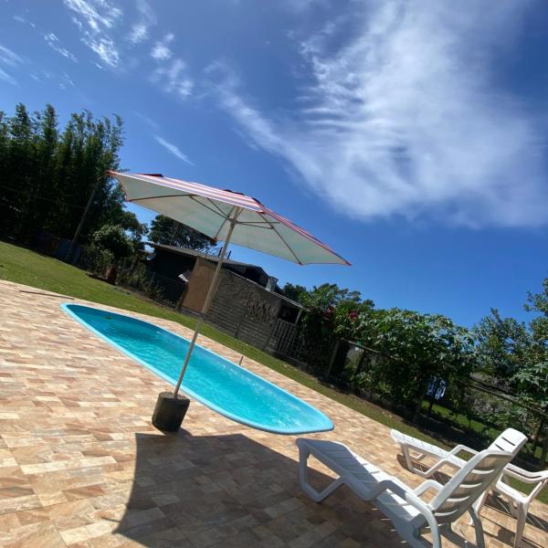 Casa com piscina sozinha no pátio para 7 pessoas 3 quartos