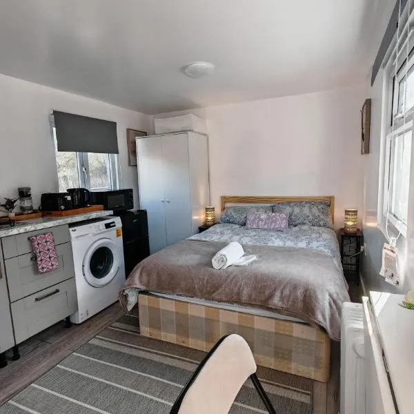 Cozy studio with Netflix & chill & Parking, hotel in Ponders End