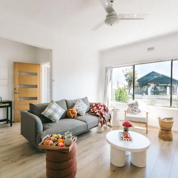 Hobart Riverside Cosy 4BR - 10mins to Hobart CBD, hotel in Hobart