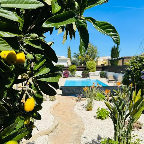 Villa strelitzia, hotel v destinaci Lachi