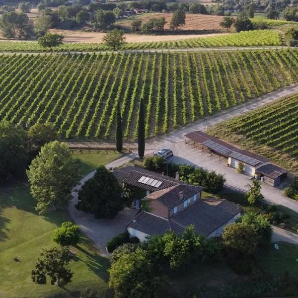 Agriturismo Fattoria Santa Vittoria, מלון בPozzo