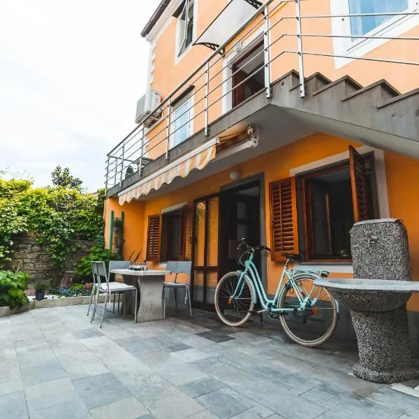 Apartments Lara with more affordable parking, готель у Пірані