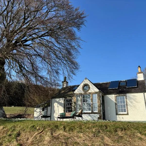 Gorgeous boutique off-grid cottage near Peebles, hotel in Peebles