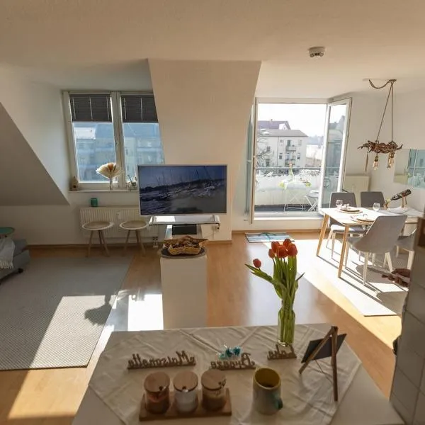 Lake Breeze Maisonette in Leipzig, Balkon und See, Hotel in Markkleeberg