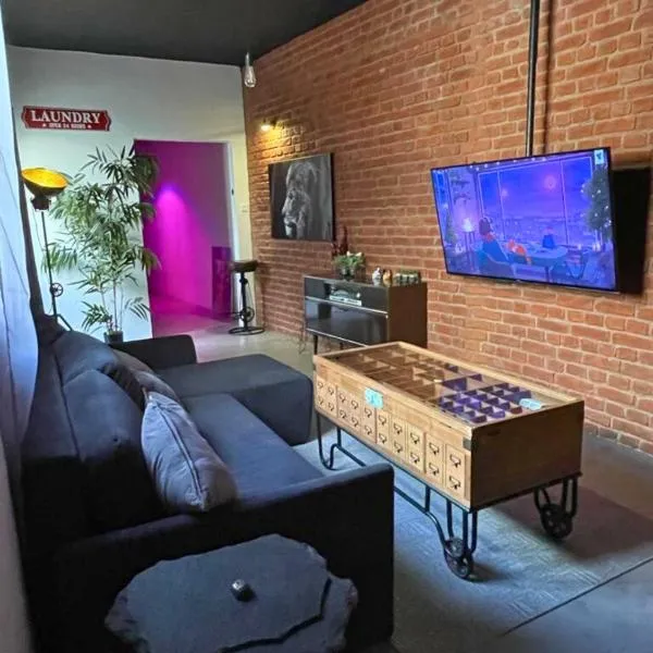 Gzira Prime Spot, Stylish Industrial Apt, Sleeps 11, hotel a Il-Gżira