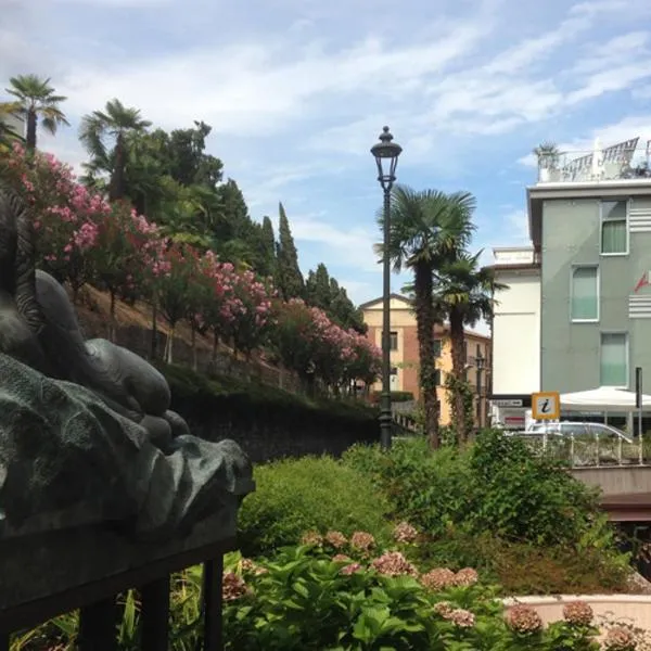 Happy Hotel Atelier Gardone Riviera Centro & Beach, hotel v destinaci Gardone Riviera