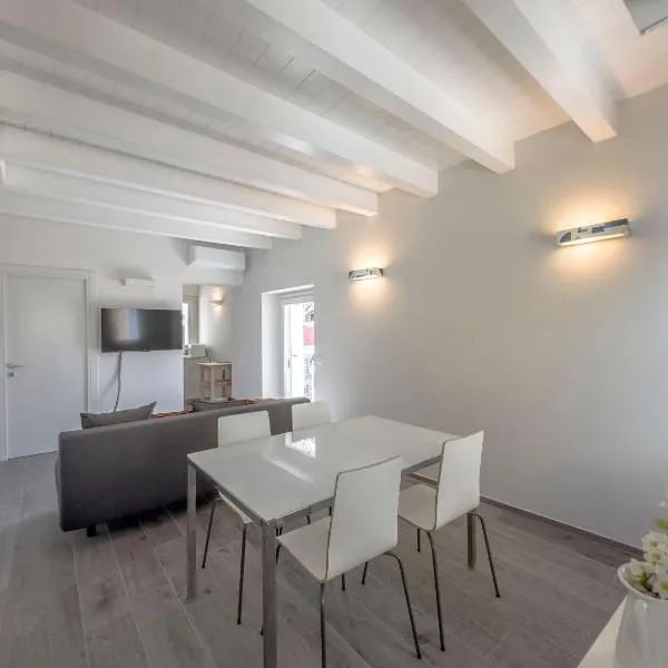 109 - Appartamento nuovo super chic quadrilocale in pietra del Conero SULLA COSTARELLA DI NUMANA CON VISTA MARE - SPIAGGIA E NAVETTA PRIVATA IN OMAGGIO AL WHITE BEACH CLUB dal 24-08, hotel Numanában
