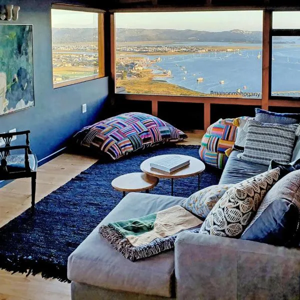 Main House - Maison Mahogany - 100sqm design with lagoon view and jacuzzi, hotel in Knysna