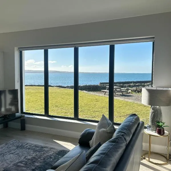 Spectacular ocean views & minutes to Cliffs- Clahane Shore Lodge, hotel v destinaci Liscannor