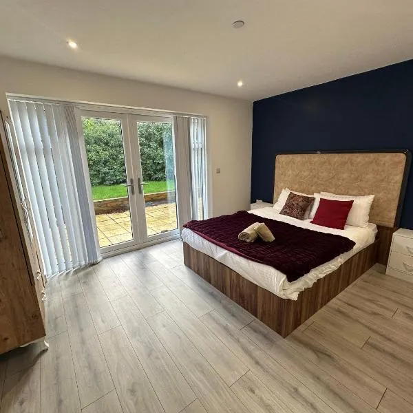 Brand new Modern 1 bedroom bungalow with front & back gardens Central Headington, hotel in Oxford