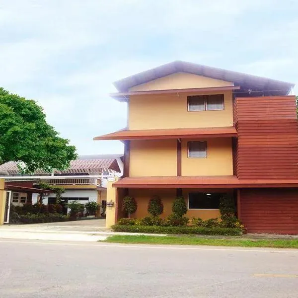Coconut Home Resort, hotel in Damnoen Saduak