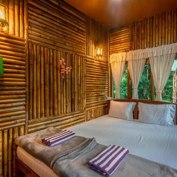 บ้านไม้ไผ่เทียมตาแม่กำปอง Baanmaipai Tiamta Maekampong, hotel in Ban Pok Nai