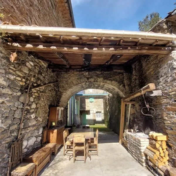 Gîte et jardin en bord de rivière, hôtel à Saumane