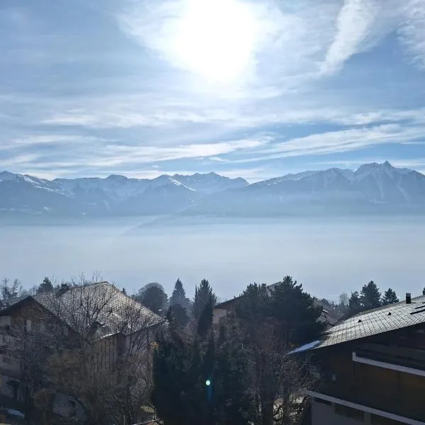 Charming apartment with great view، فندق في أوفروناز