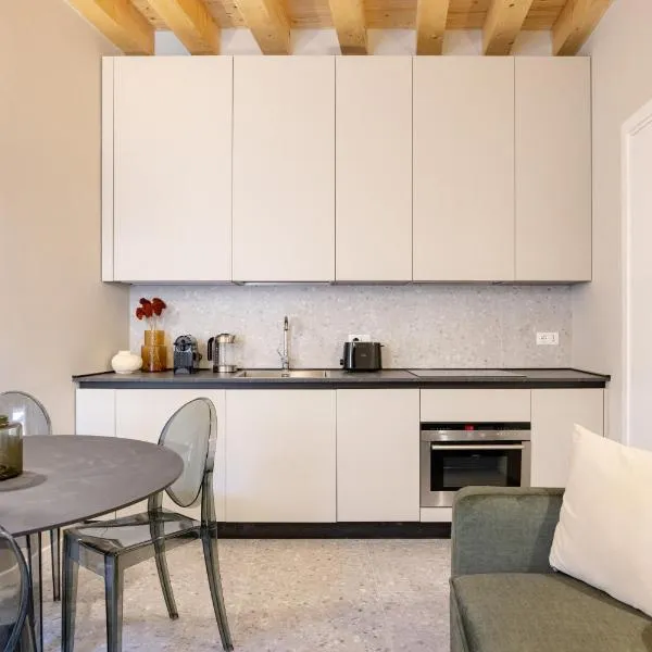 PALAZZO CIVIDALE Suite in the City Center，位于维琴察的酒店