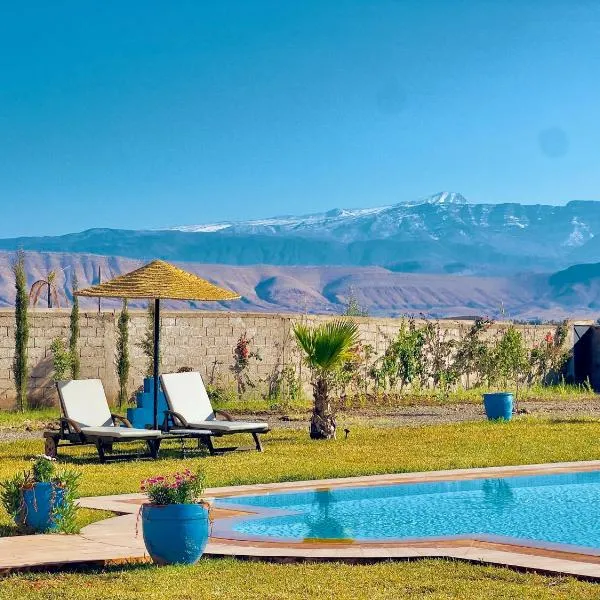 Family villa with swimming pool and a wonderful mountain view, hotel v Marrákéši