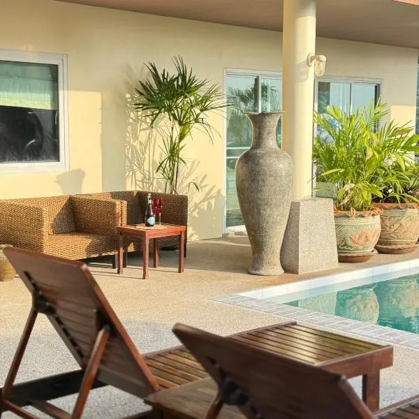 Over the Moon villa, khách sạn ở Bãi biển Patong