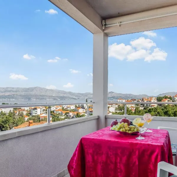 Spacious & Charming Apartment 128 m2 with Sea View, hotel in Supetar