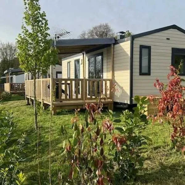 Camping 3 étoiles - Piscine - ccbaeei, hotel in Grand-Laviers
