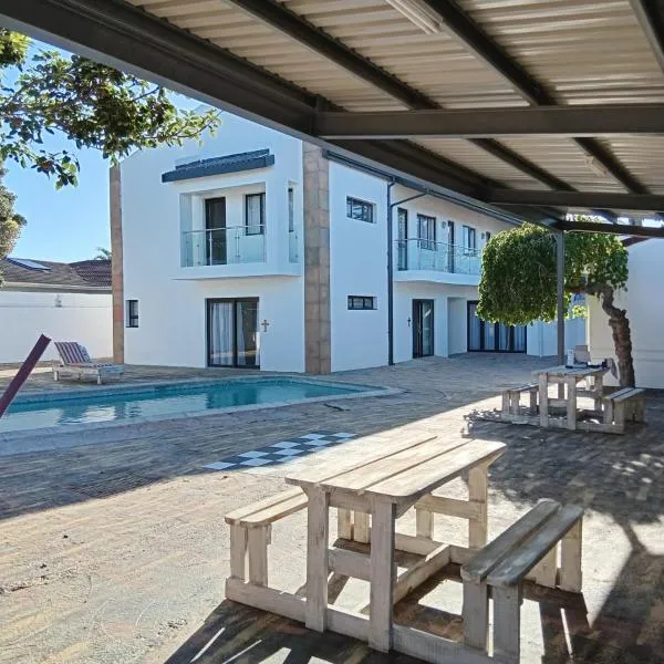 Foundation Stones Lodge Summerstrand, hotel in Gqeberha