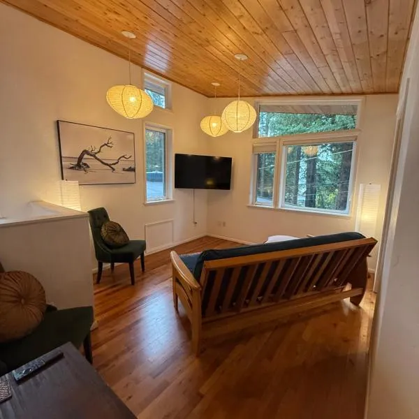 Ravens Nest Tranquil Forest Suite 5 min to Downtown Arcata with Stunning Redwood Views, hotel v destinaci Arcata