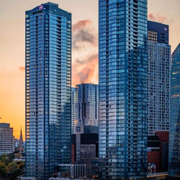Skyline Penthouse & Condo - Downtown Montreal - Pool Spa Parking, hotel in Montréal